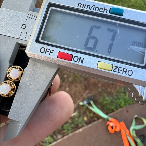 Vintage solid 14k yellow gold genuine opal stud earrings - Picture 5 of 14